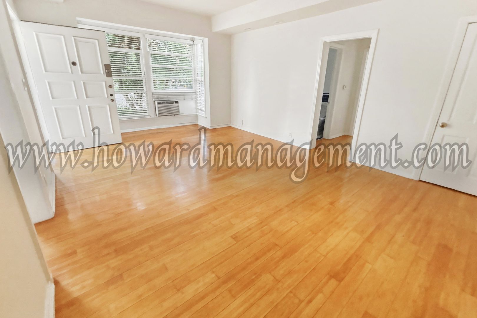 Los Angeles Apartment: 590 Rossmore Ave