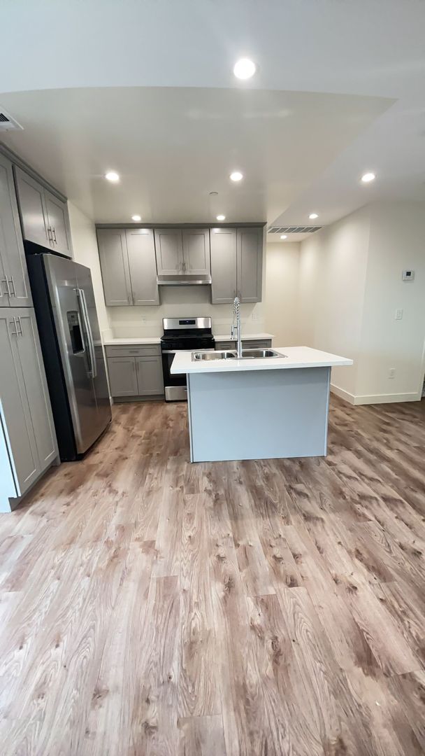 Montebello Apartment: 825 Date St