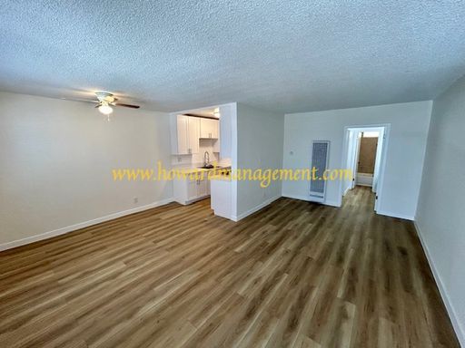 Lower Unit With Large Living Room And Laminate Floors! Laundry And Parking Onsite! – photo 1