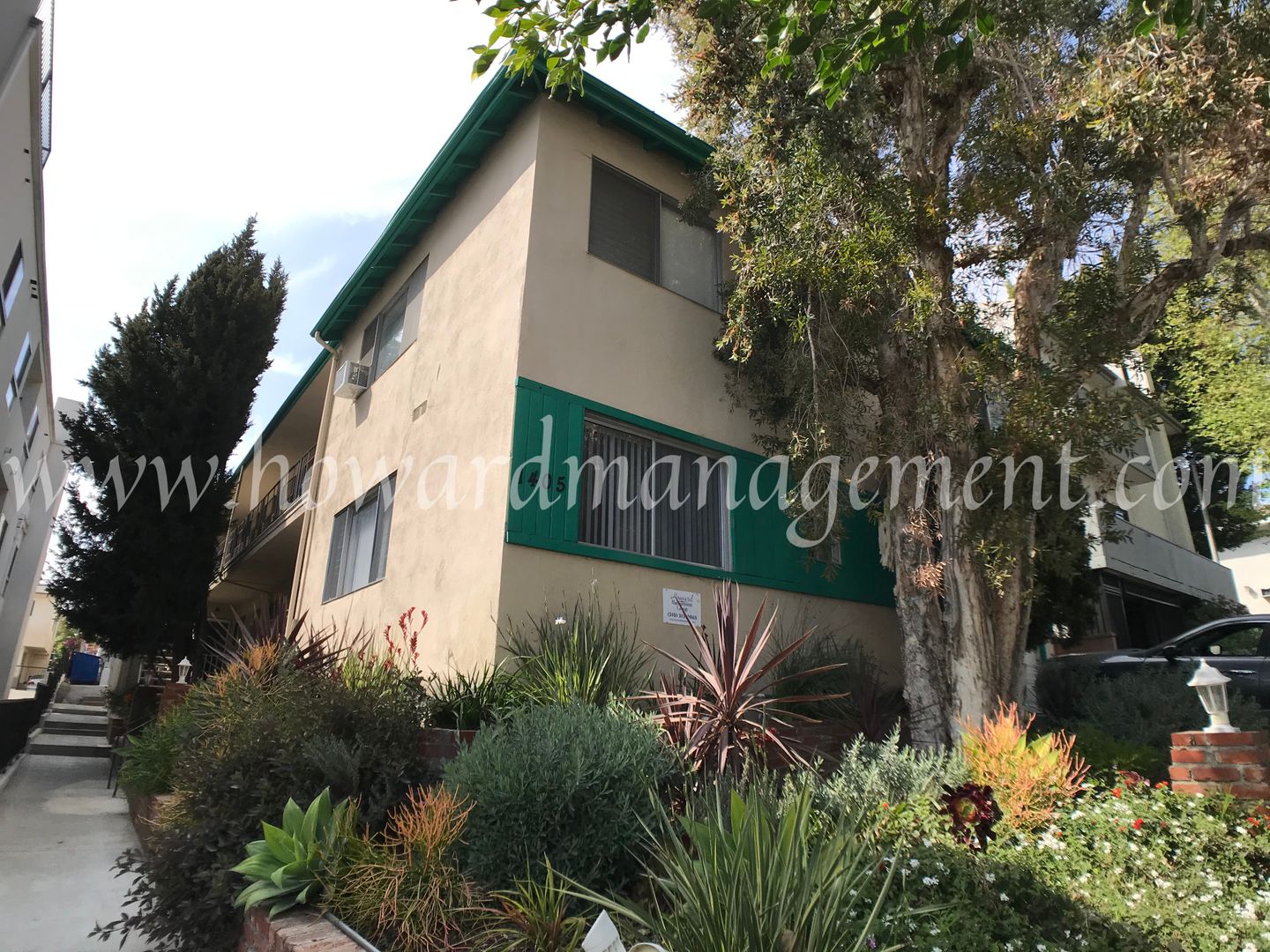 Los Angeles Apartment: 1405 Barry Ave