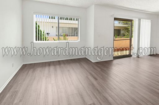 Top floor corner Extra LARGE unit with new engineered hardwood floors. Balcony. Parking. Laundry – photo 1