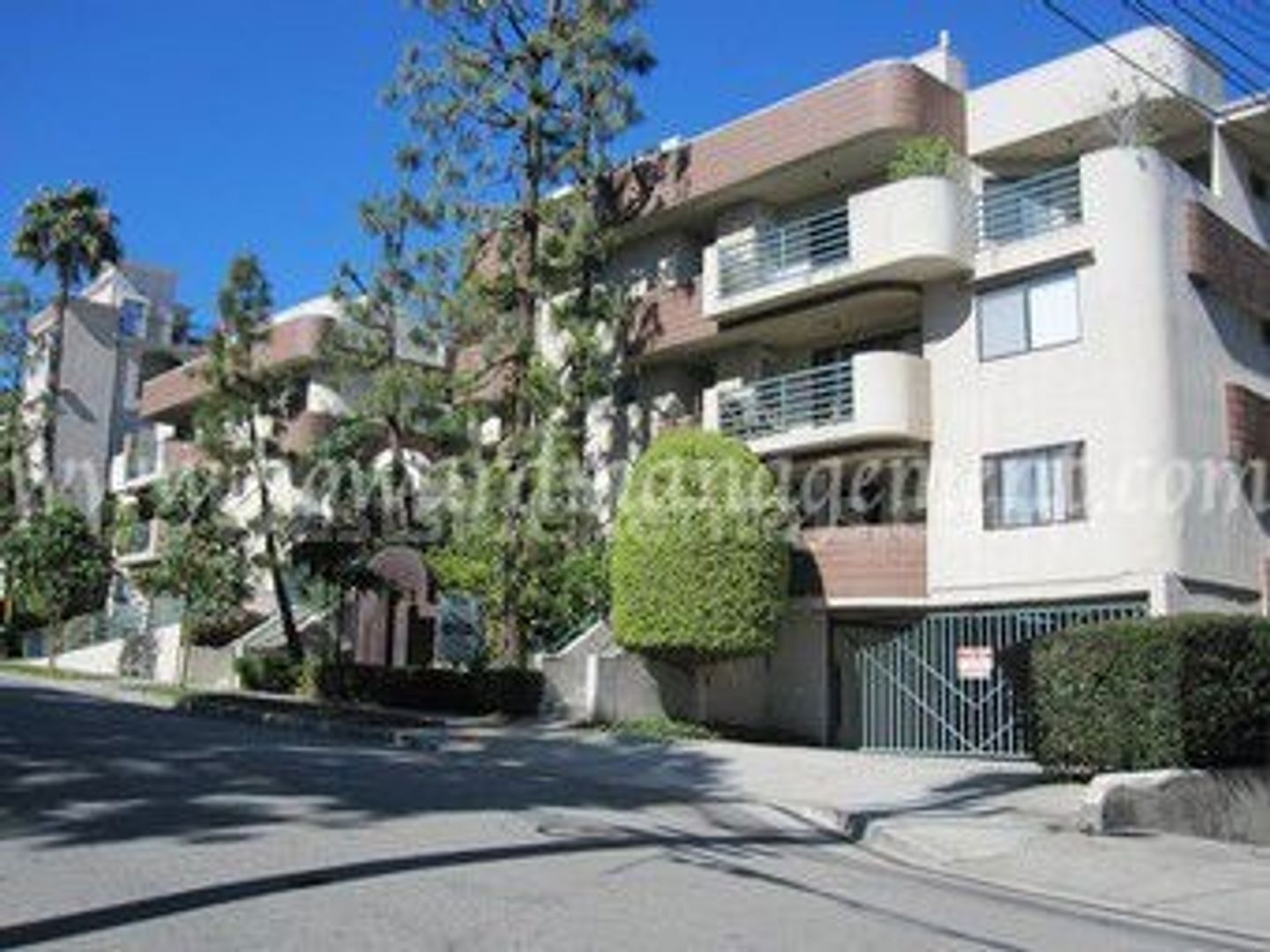 West Hollywood Apartment: 8815 Cynthia Street