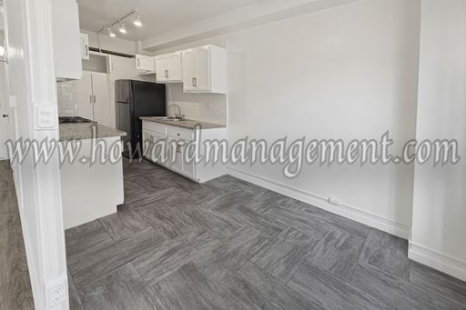 Spacious Studio with Separate Closet and Vanity Area, Laundry Onsite – photo 1