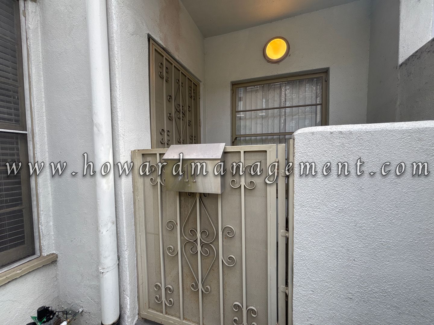 Los Angeles Apartment: 590 Rossmore Ave