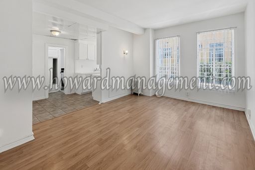 Spacious Studio with Separate Closet and Vanity Area, Laundry Onsite – photo 1