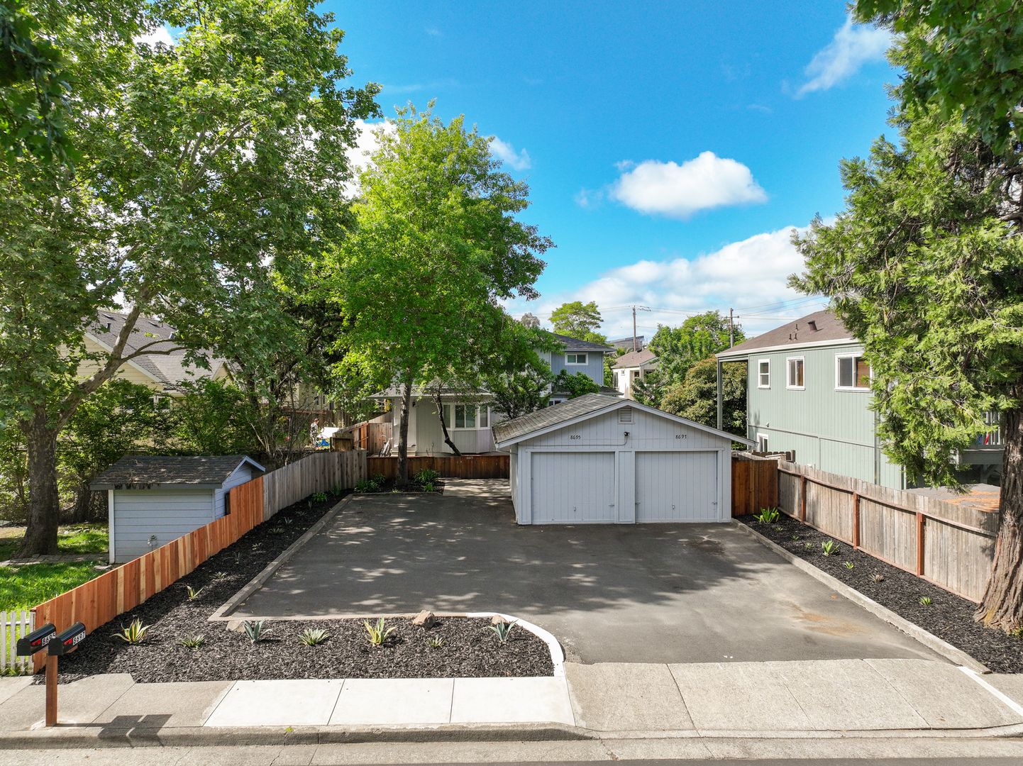 Windsor Apartment: 8697 Franklin St.