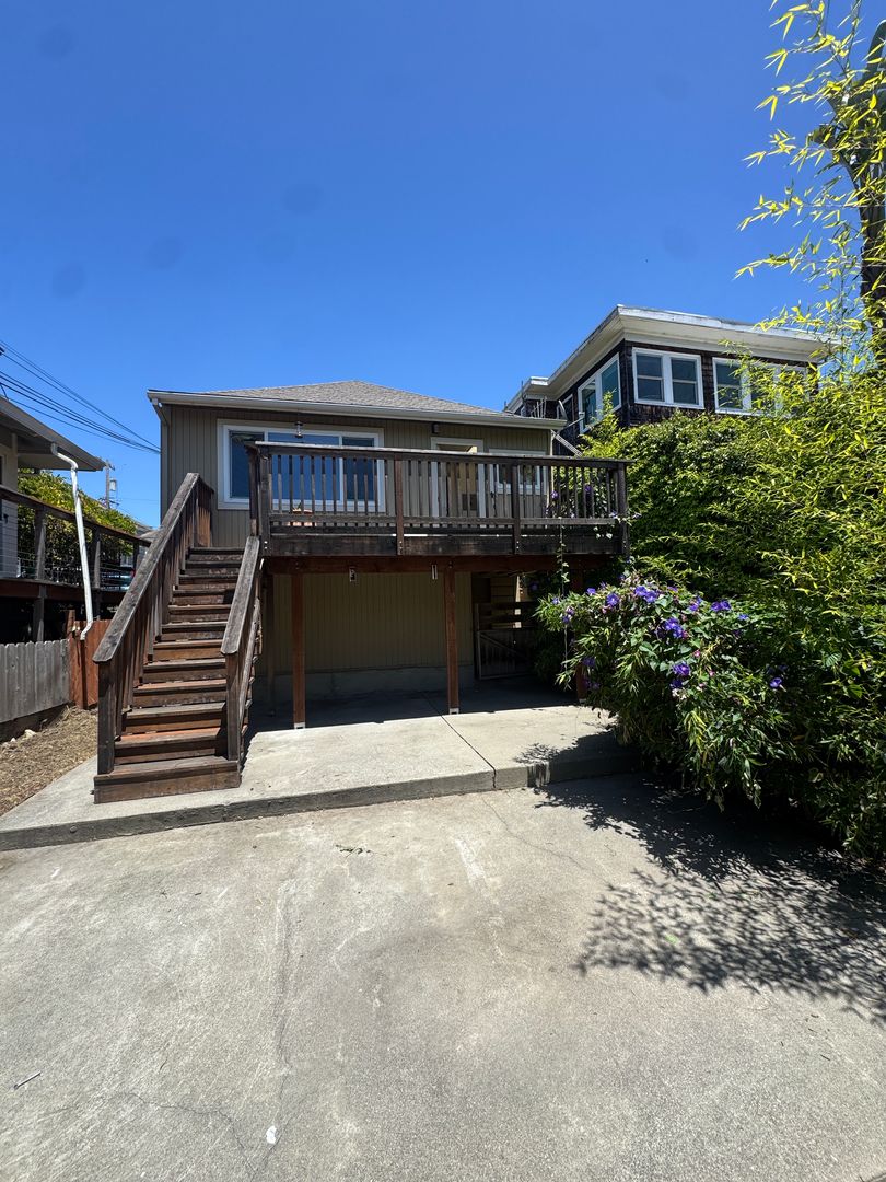 Alameda House: 2028 Clinton Ave