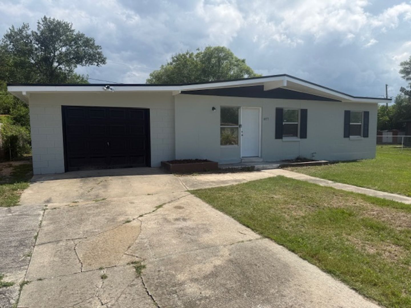 Deltona House: 877 Horizon St