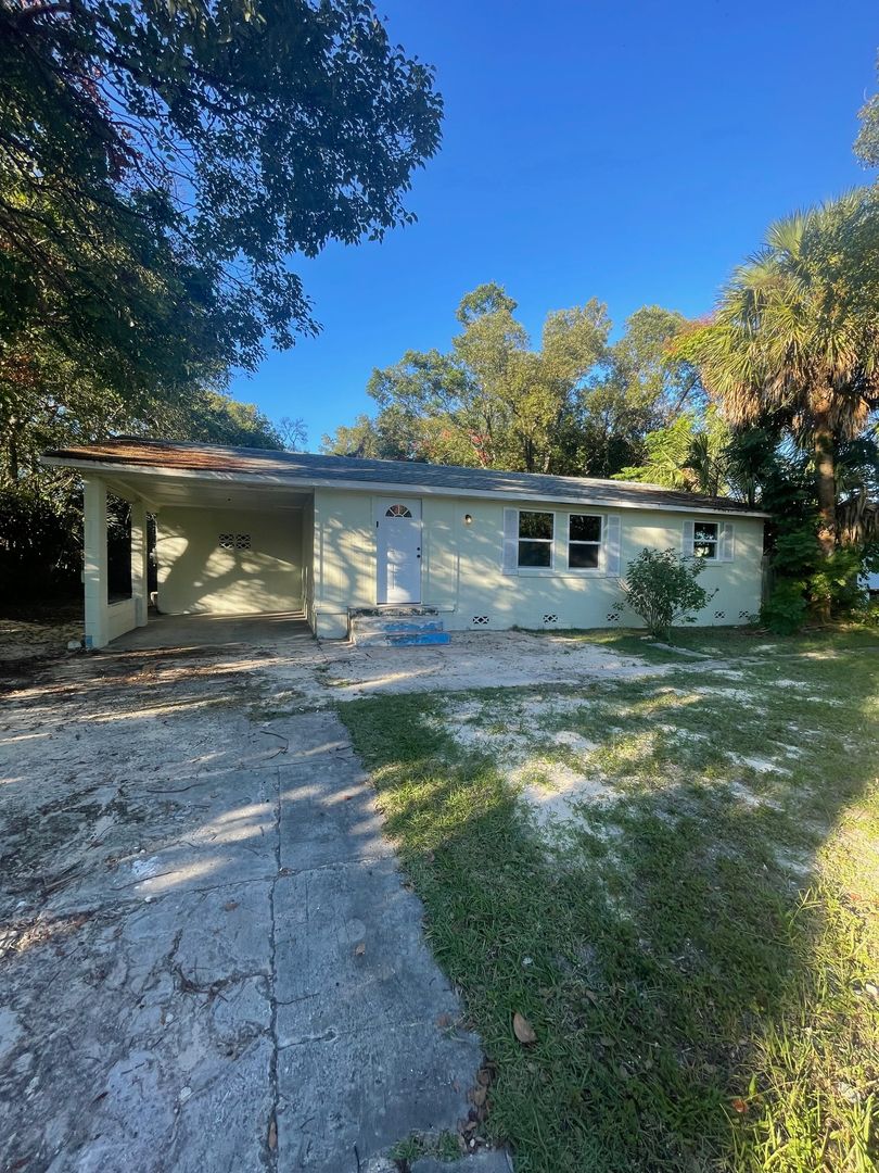 Orange City House: 607 Patlin Ave