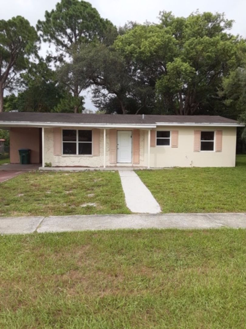 Deltona House: 583 E Normandy Blvd