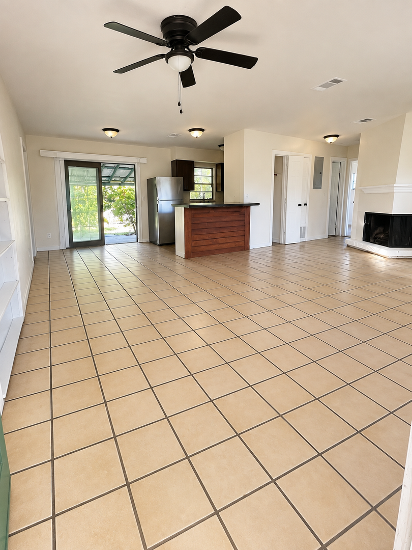 Debary House: 120 Dirksen Dr