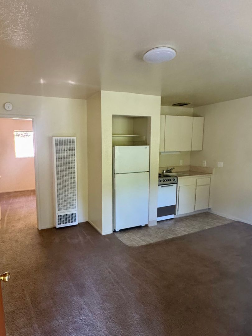 Auburn Apartment: 190 Hoffman Avenue