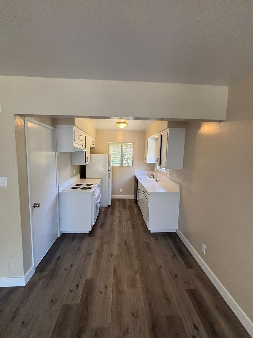 Auburn Apartment: 190 Hoffman Avenue