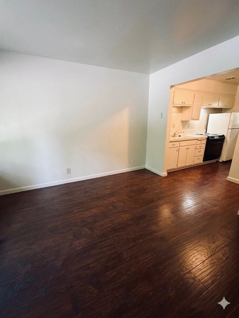 Auburn Apartment: 190 Hoffman Avenue