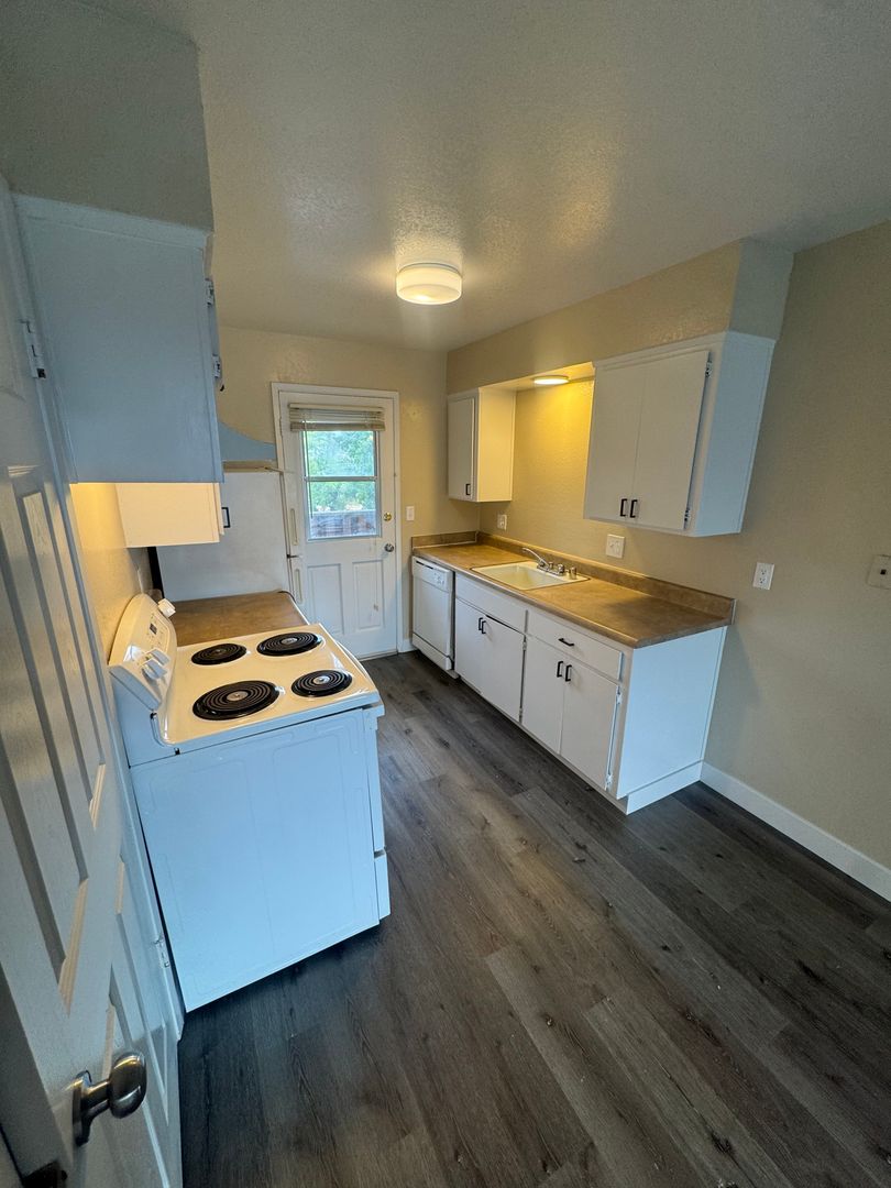 Auburn Apartment: 190 Hoffman Avenue