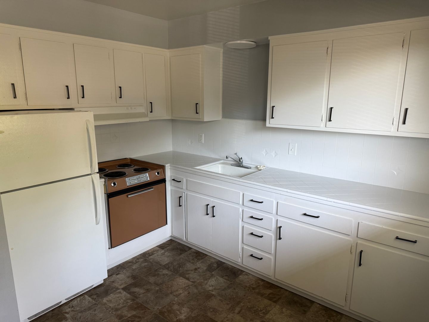 Auburn Apartment: 190 Hoffman Avenue