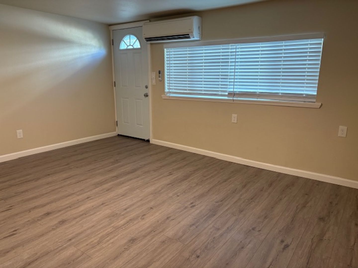 Auburn Apartment: 189 College Way