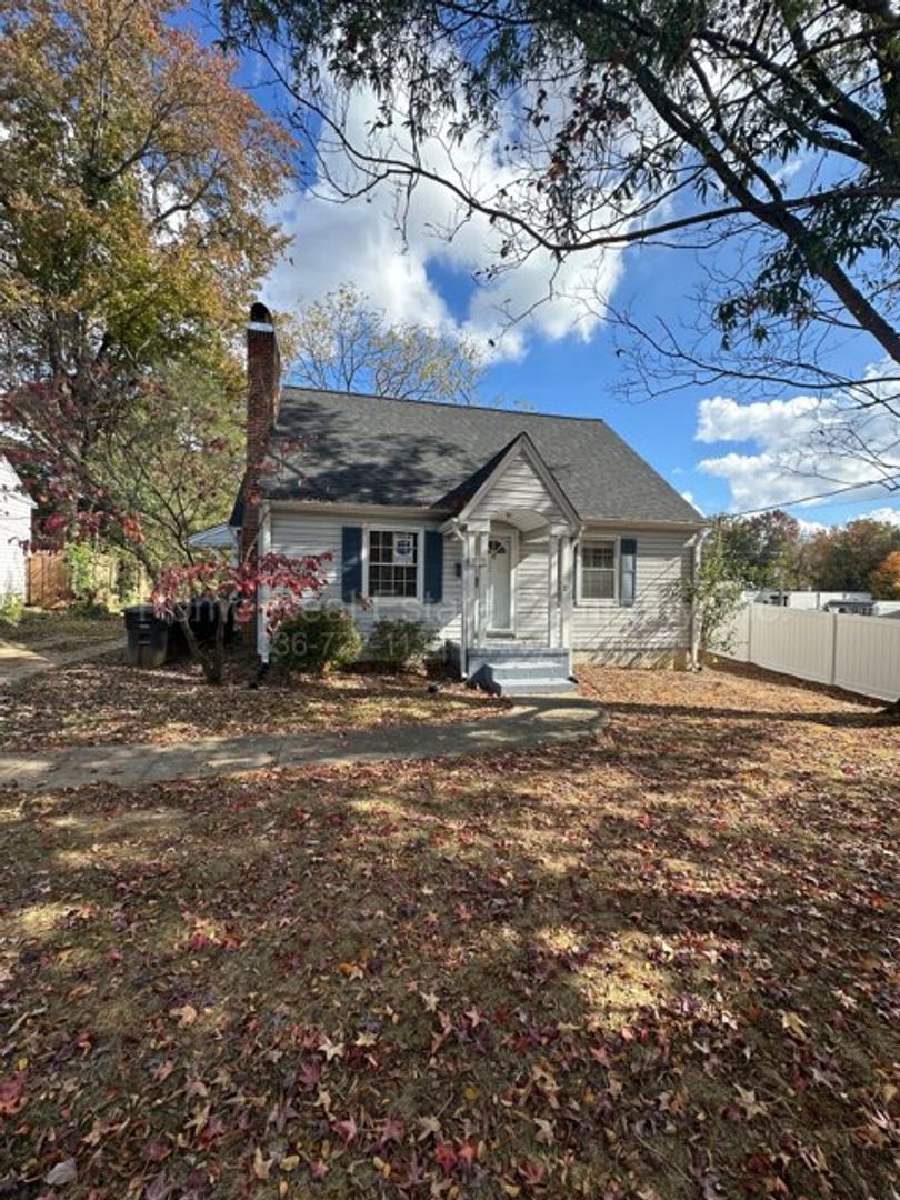 Winston-Salem House: 1009 Knollwood Street