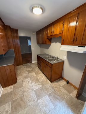 Oakwood Apartments | 2425 Queen Street Apt #10 – photo 1