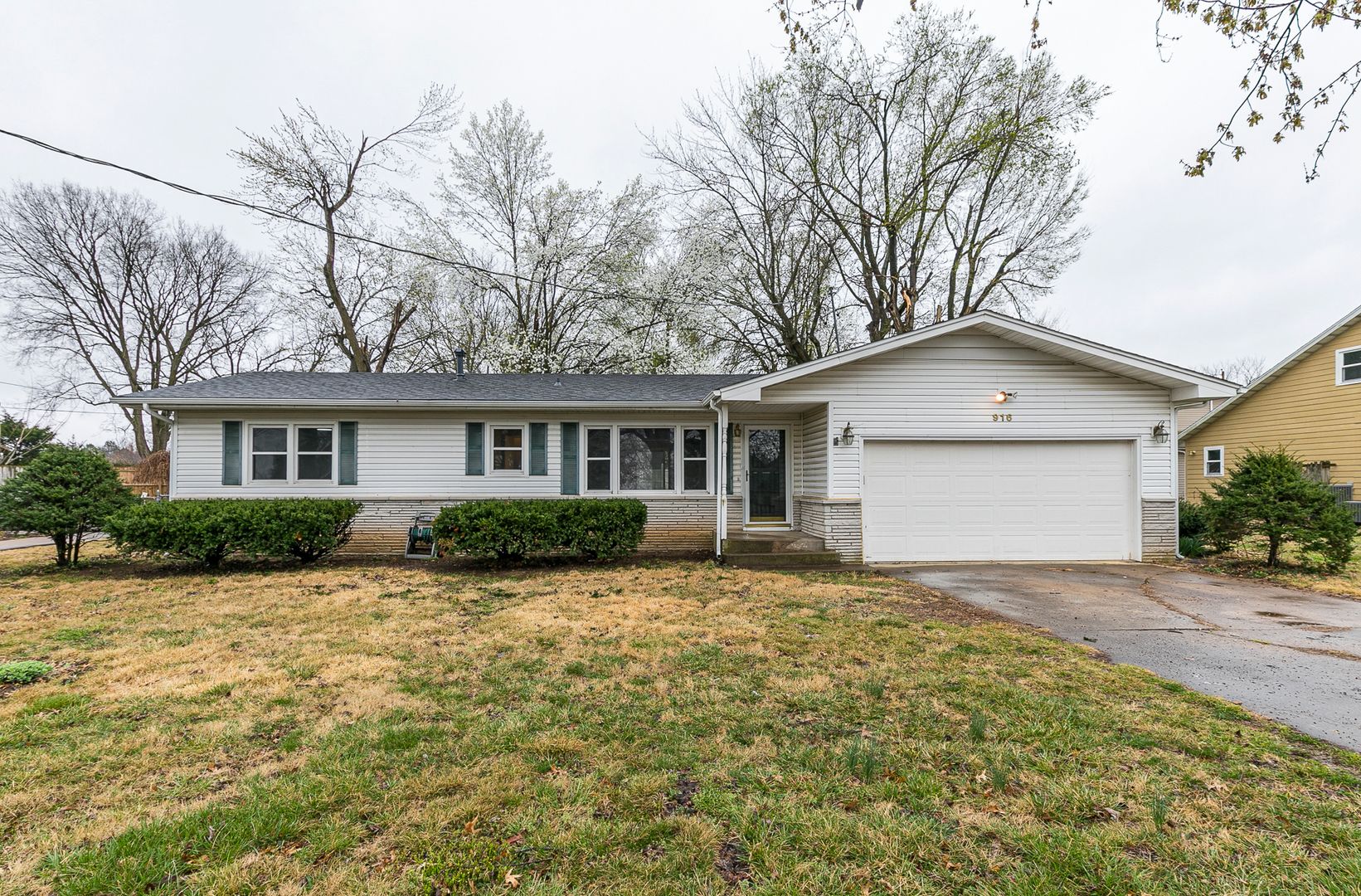 Springfield House: 916 E Farm Rd 182