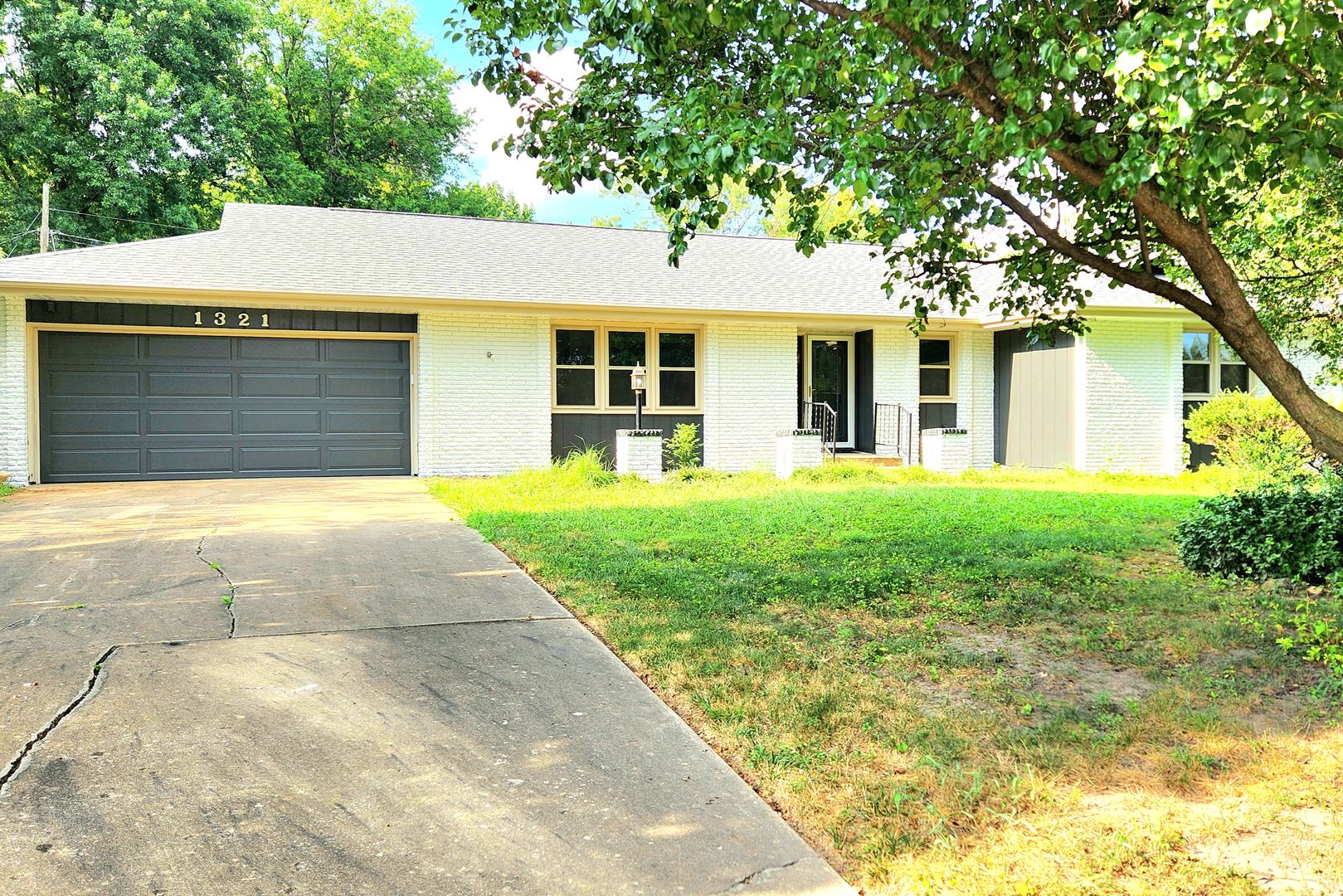 Springfield House: 1321 E Walnut Lawn St.