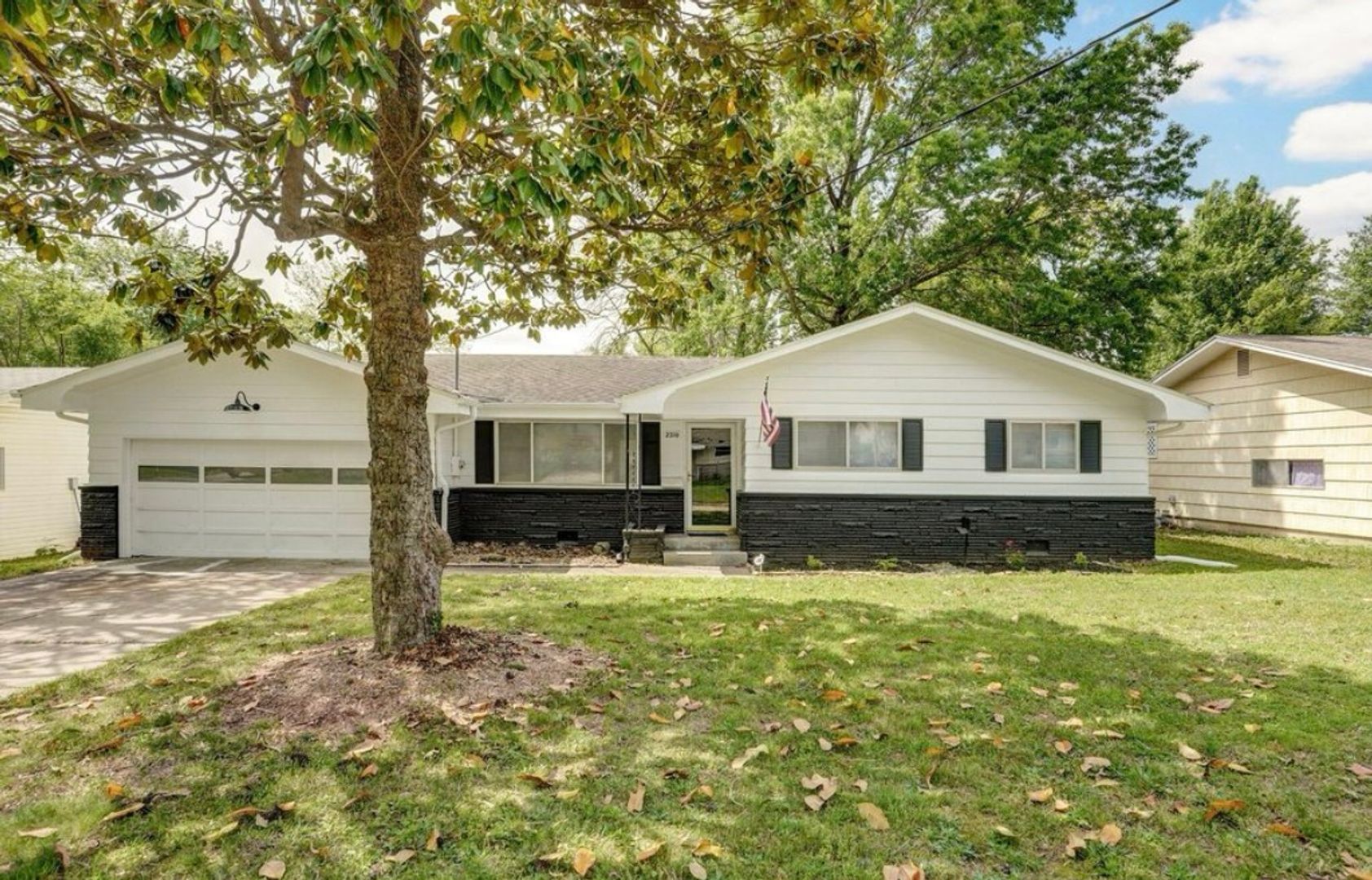 Springfield House: 2710 E Linwood St