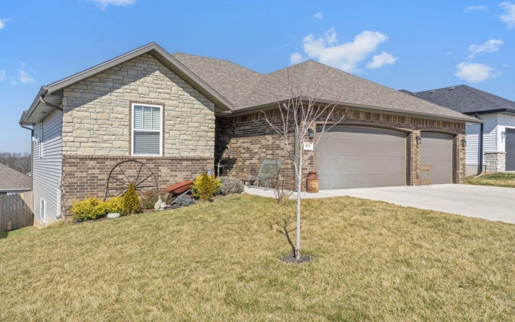 Nixa House: 874 E. Acacia Lane