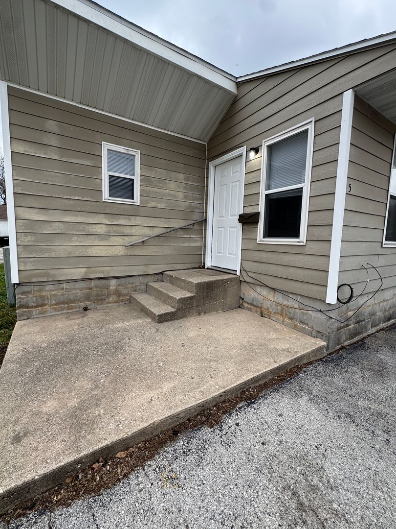 Springfield Apartment: 926 W. Walnut