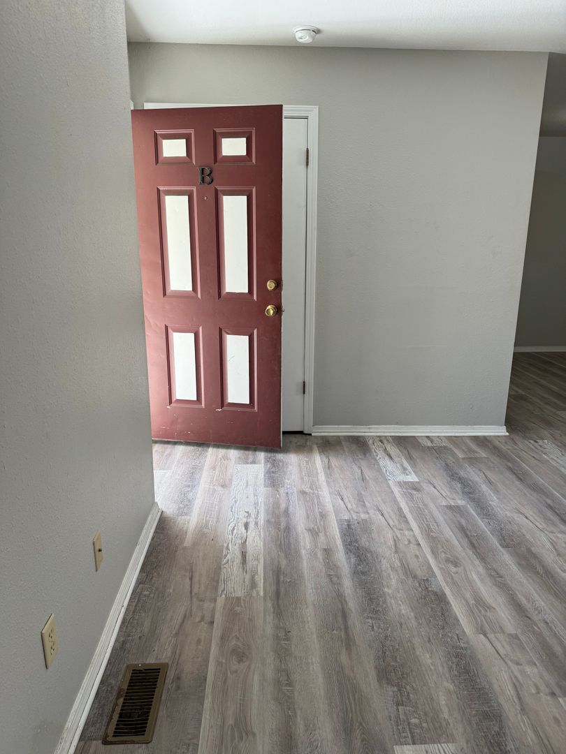 Springfield Apartment: 1005 E Division St