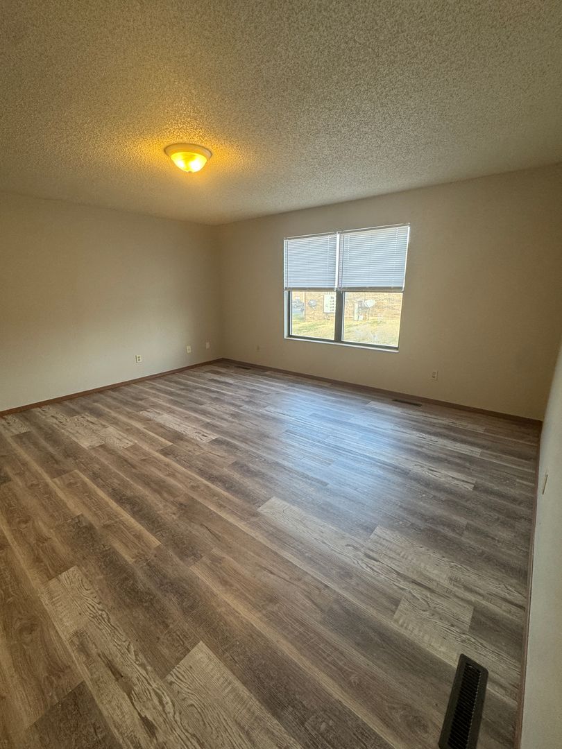 Springfield Apartment: 815-819 N. Cedarbrook