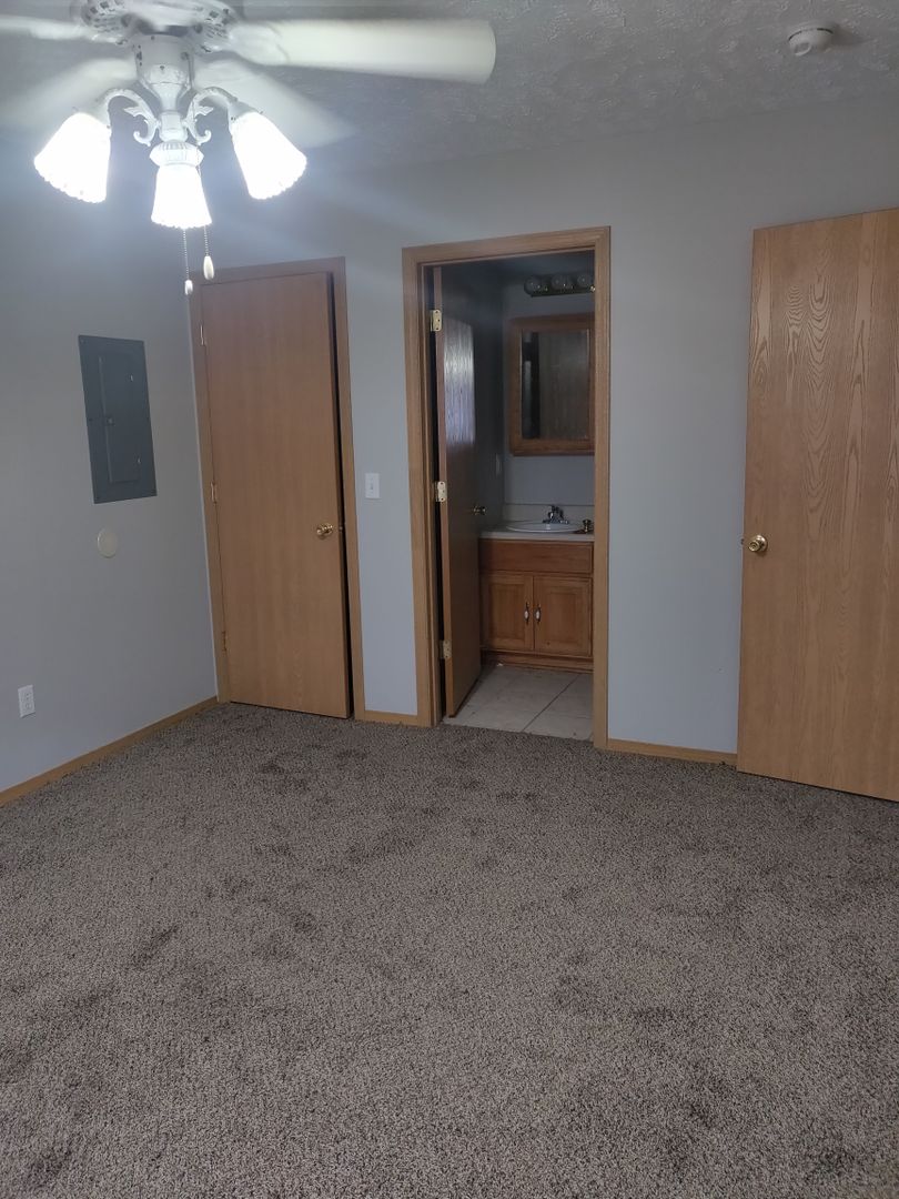 Springfield Apartment: 810-812 S Scenic