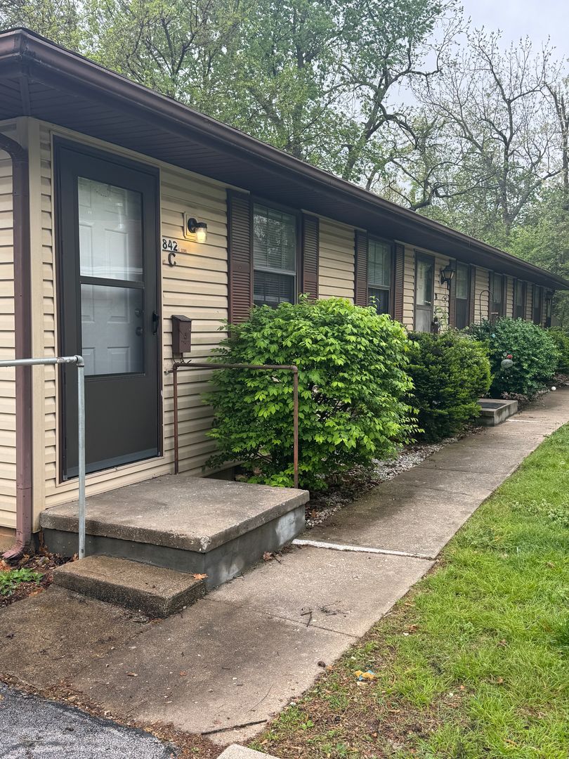 Springfield Apartment: 842 South Scenic Avenue