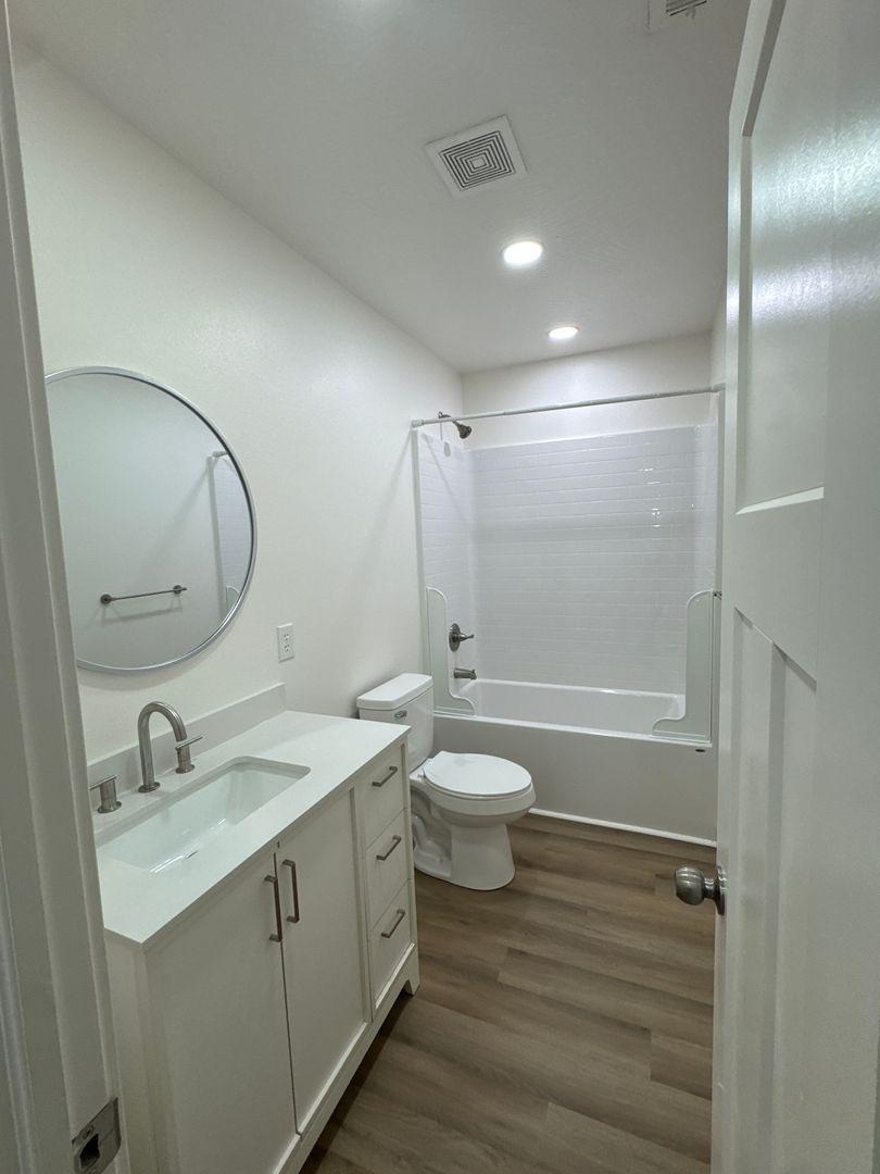 Springfield Apartment: 3073-3077 North Fremont