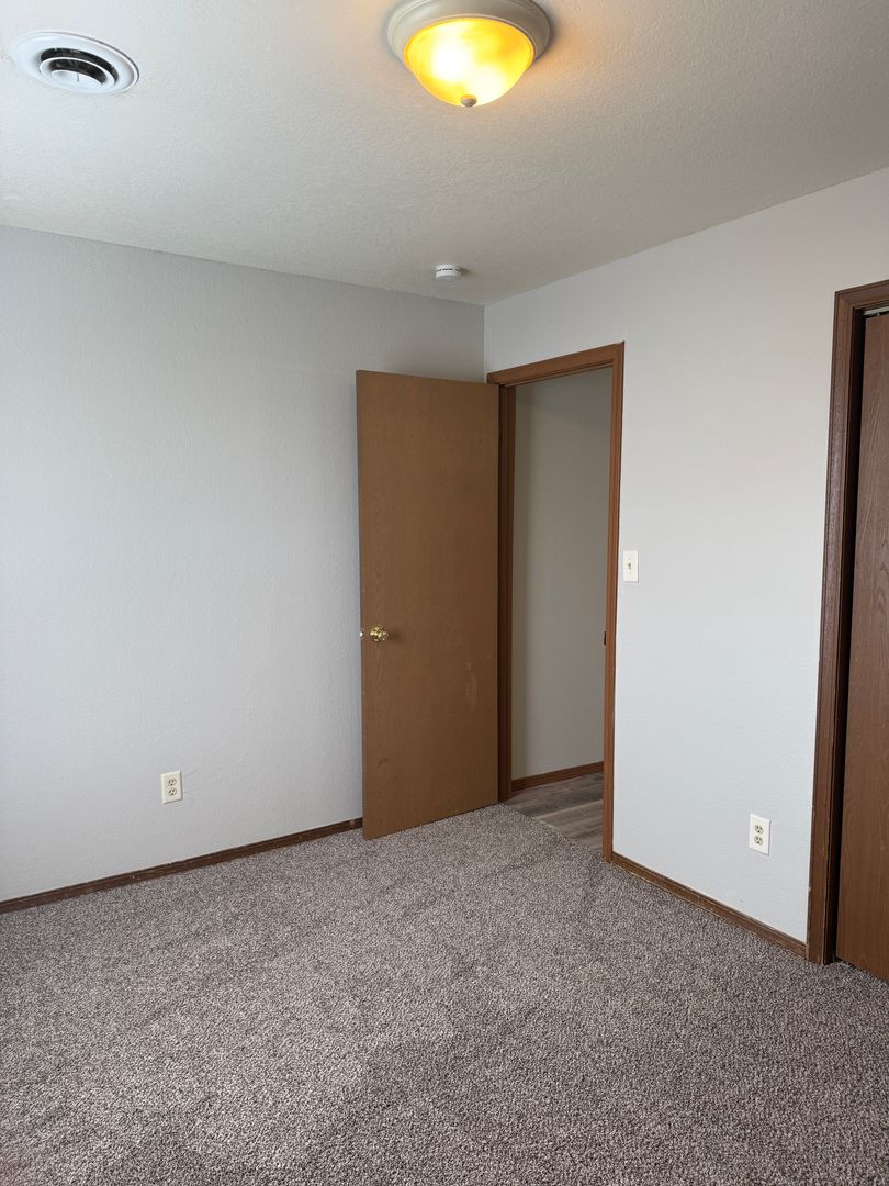 Springfield Apartment: 815-819 N. Cedarbrook