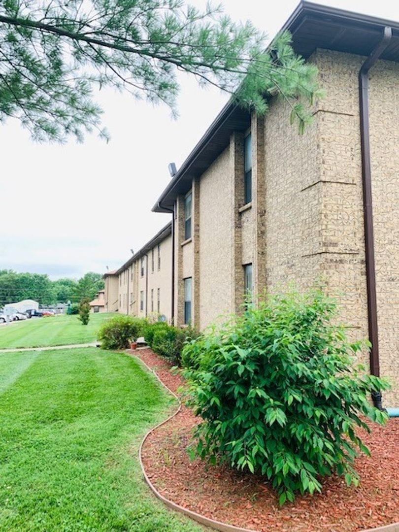 Springfield Apartment: 815-819 N. Cedarbrook