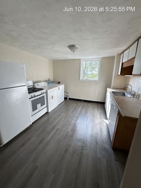 521 Locust apt 3. 3 br unit newly renovated with central ac-downtown location – photo 1