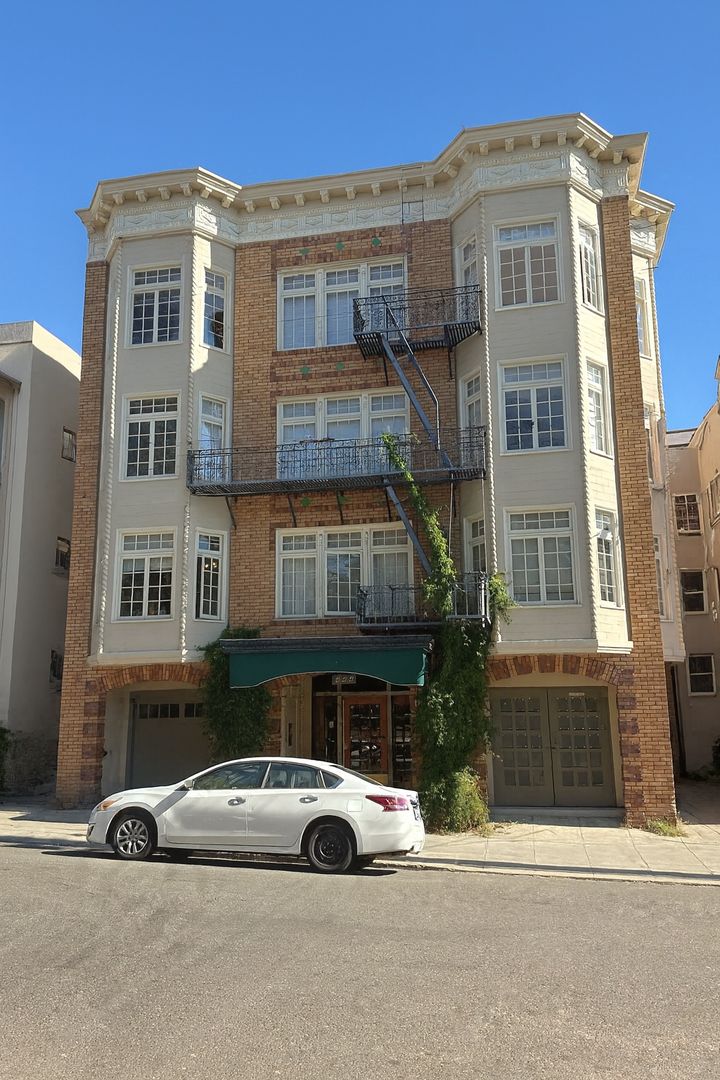 Oakland Apartment: 444 Lee Street