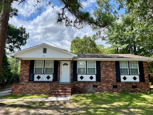 Charming Updated Brick Ranch in Southeast Columbia – photo 1