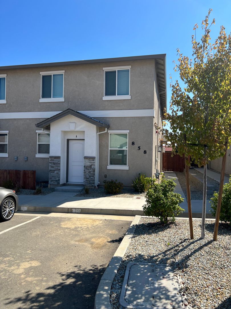 Redding Apartment: 858 Mission de Oro Dr.