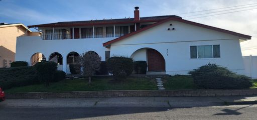 Upstairs 2 Bedroom 1.5 Bath Apartment With Garage In North Redding – photo 1