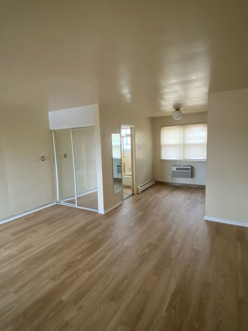 Melrose Park Apartment: 2241 N Mannheim Road