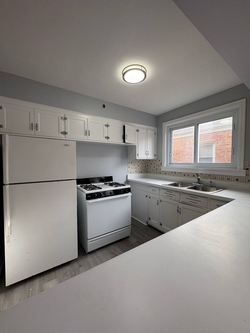 Oak Park Apartment: 1322 N  Austin Blvd