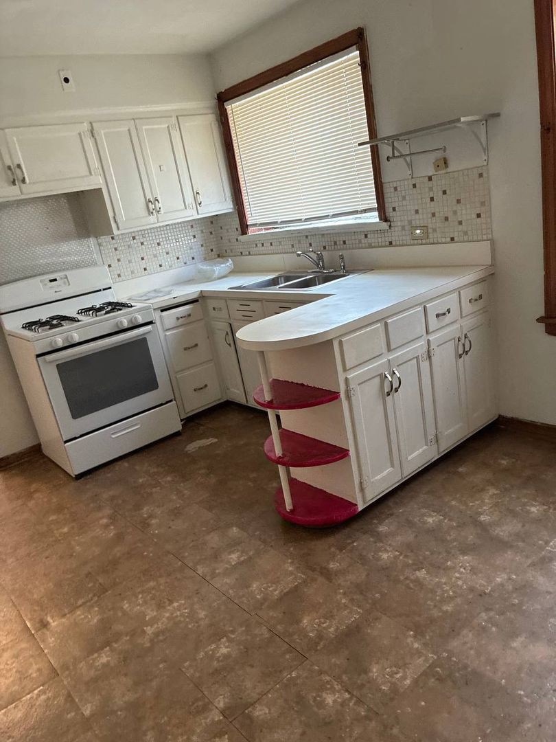 Oak Park Apartment: 1322 N  Austin Blvd