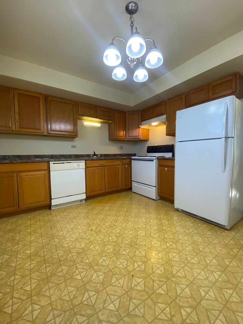Elgin Apartment: 1016 Manchester Ct, South Elgin Il, 60177