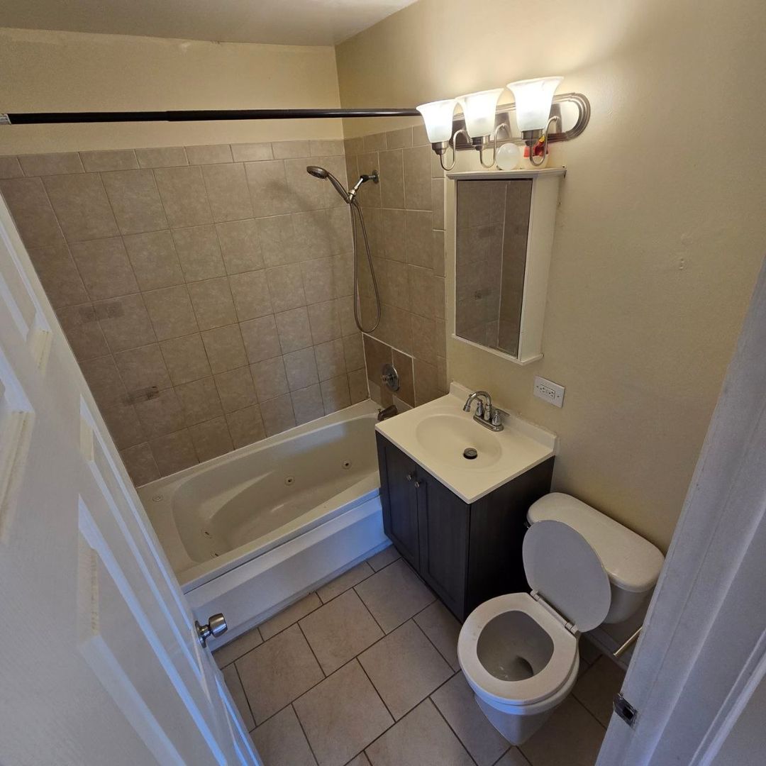 Schiller Park Apartment: 4934 HAROLD AVENUE