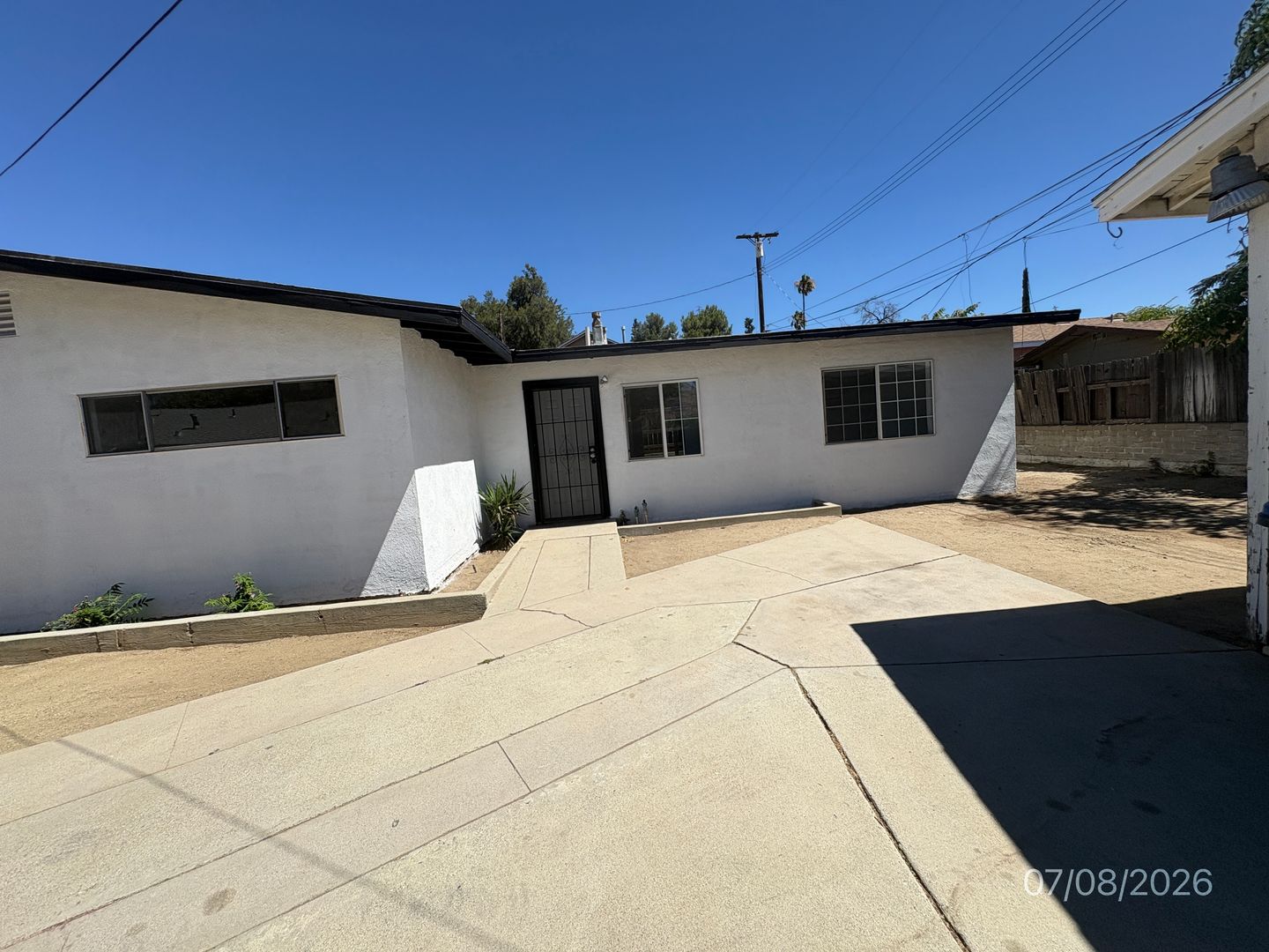 Banning Apartment: 478 N. Alessandro Street