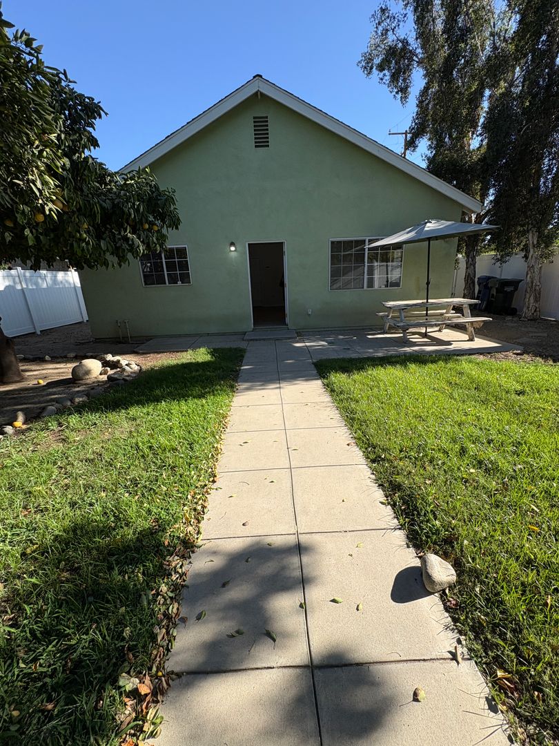 Redlands House: 810 Campus  # 2