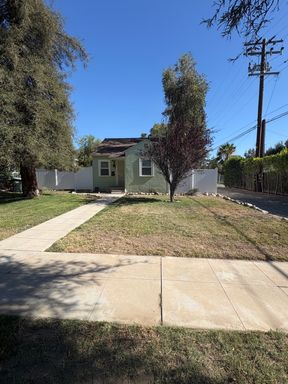 Charming Updated 2 Bedroom Home in a Desirable Redlands Neighborhood – photo 1