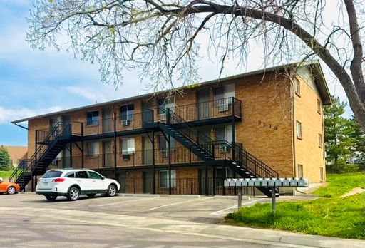 Spacious One Bedroom Golden Condo