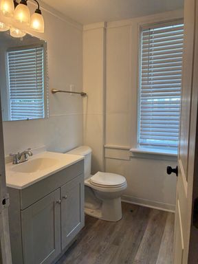 Four bedroom one bath second floor apartment – photo 1
